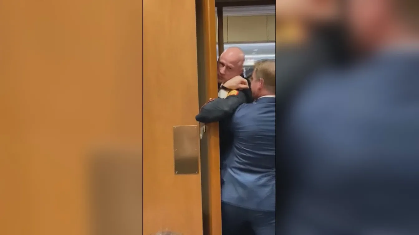 Бивш морски пехотинец е със счупена ръка заради протест в Капитолия срещу войната в Иран (ВИДЕО)