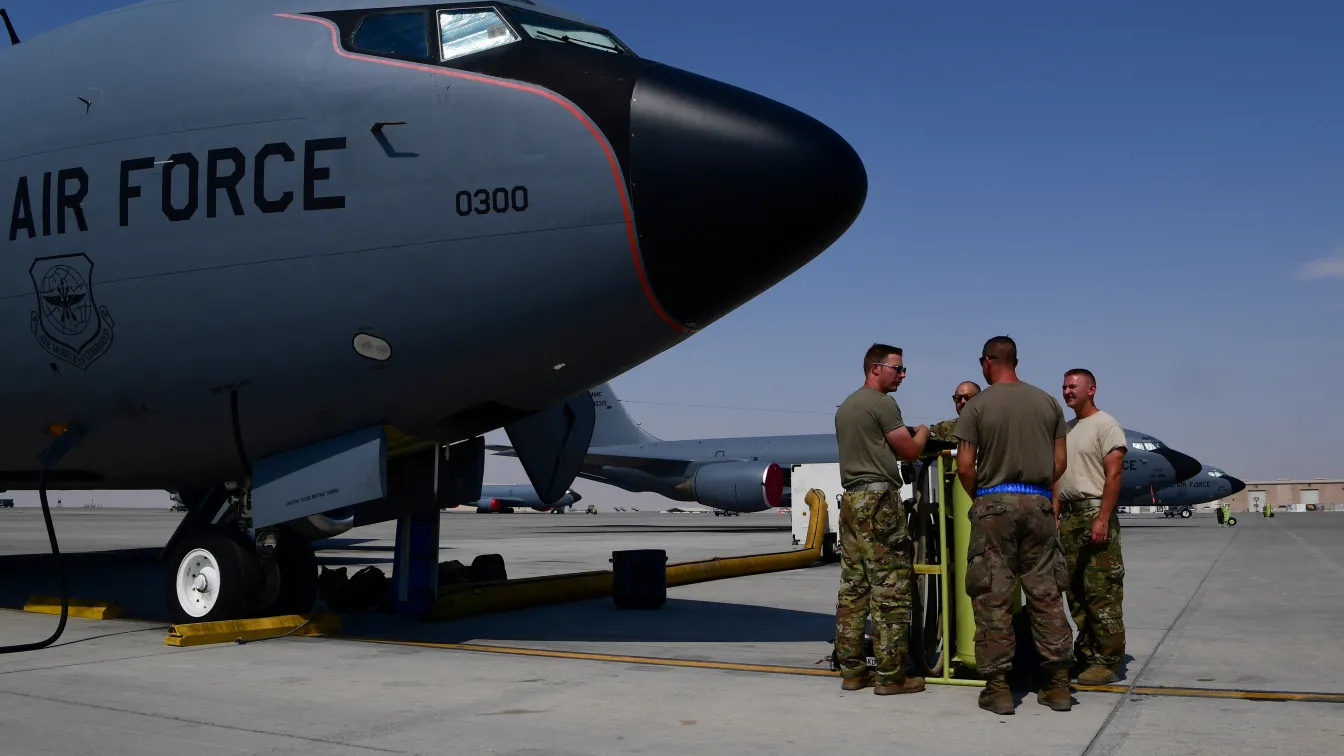 Шестима американски военни са загинали в разбилия се самолет KC-135 в Ирак. Издирват двама