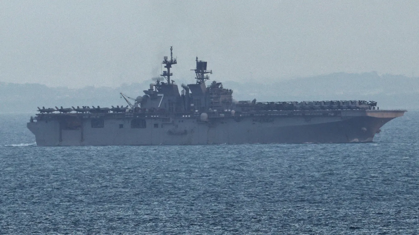 Американският военен кораб USS Tripoli пристигна в Близкия изток