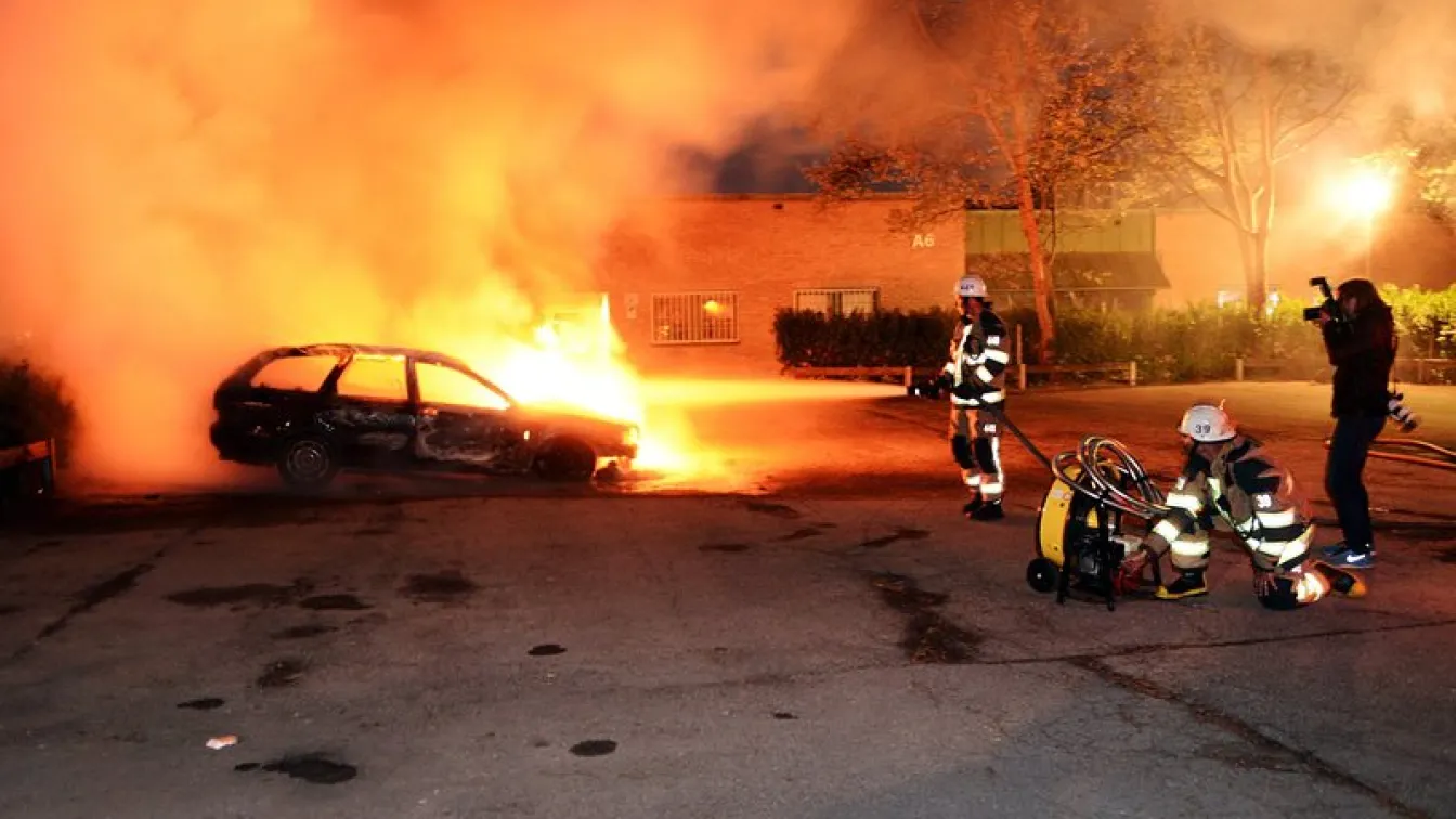 Младежи замеряха с камъни полицаи и пожарникари в Стокхолм