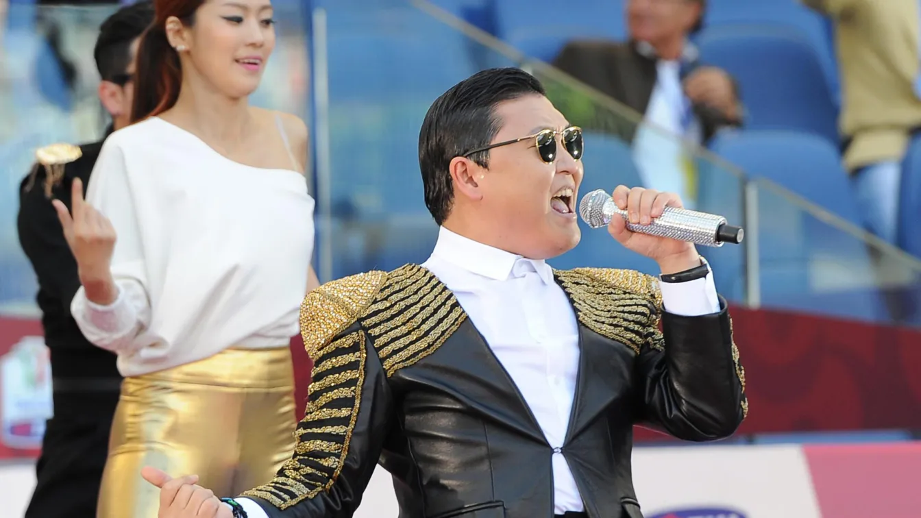 Бесни римляни бомбардираха изпълнителя на „Gangnam Style”