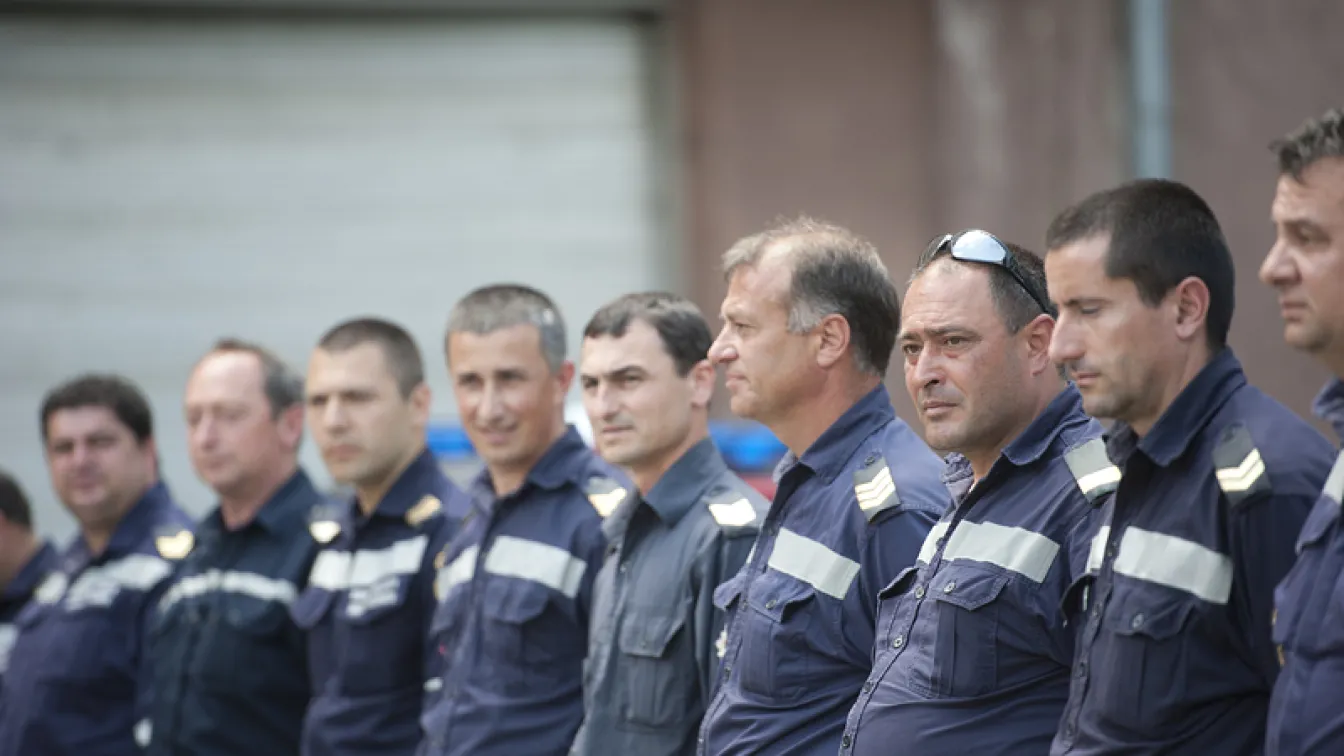 Завърнаха се пожарникарите, помогнали в Сърбия след потопа