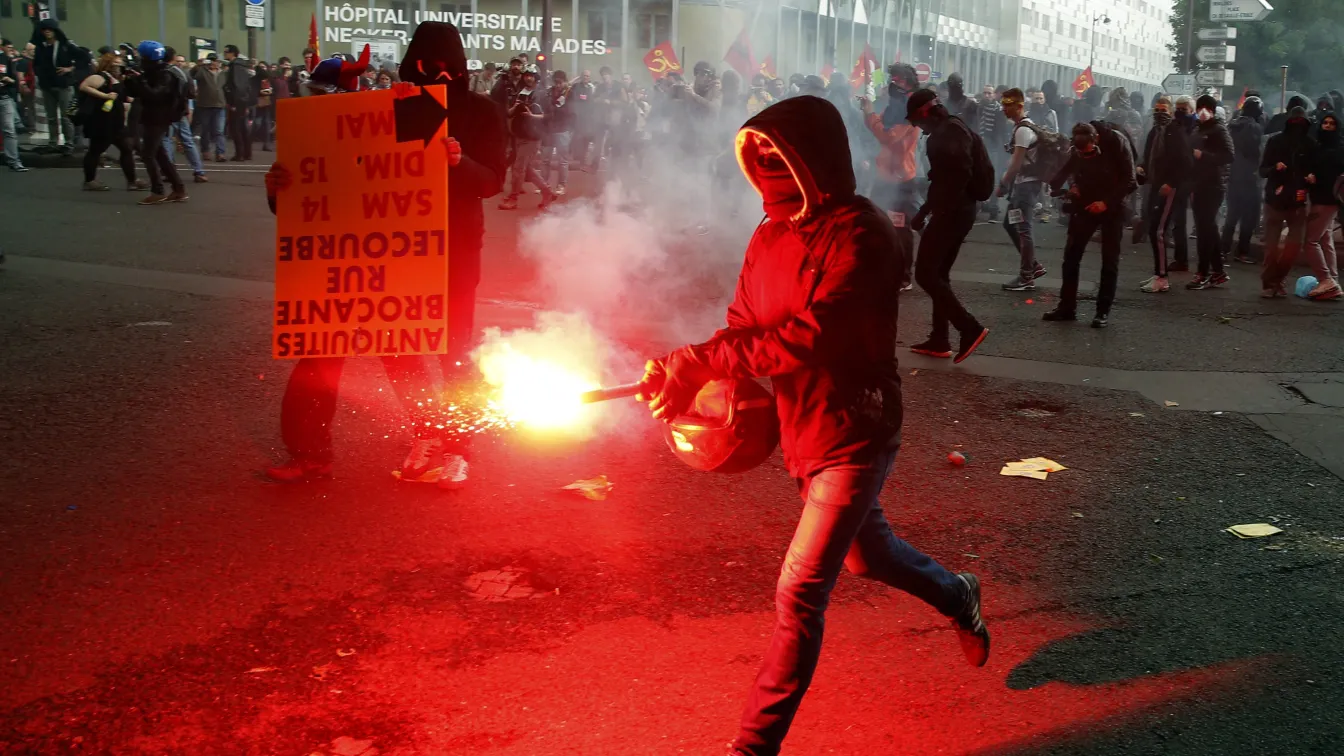 Френското правителство оцеля след вот на недоверие и нови протести (СНИМКИ И ВИДЕО)