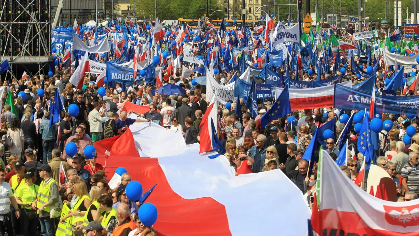 Хиляди поляци протестираха във Варшава