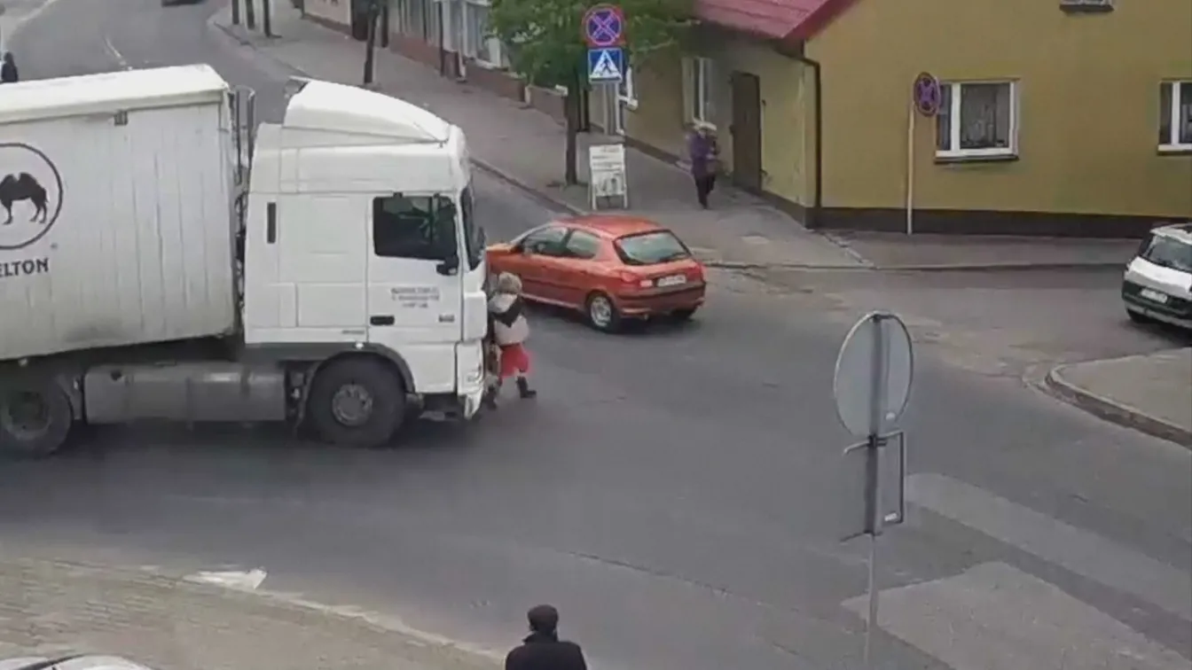 Пешеходка оцеля по чудо след удар от тир (ВИДЕО)
