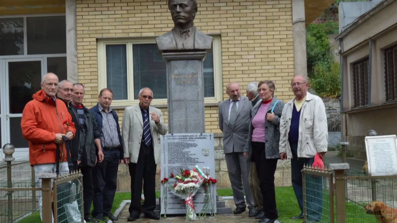 Сръбската полиция е прибрала паметната плоча с имената на убитите българи в Босилеград