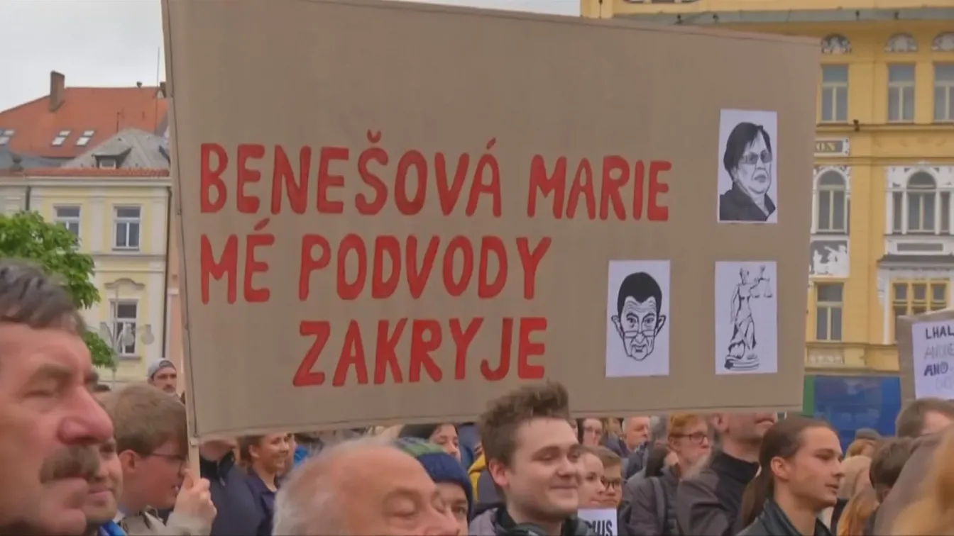 Стотици се включиха в антиправителствени протести в Чехия