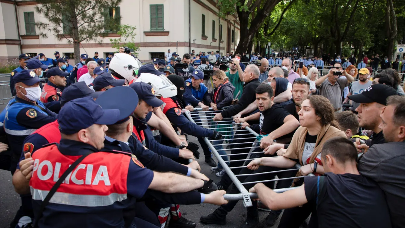 Сблъсъци на полиция и протестиращи в центъра на Тирана (СНИМКИ)