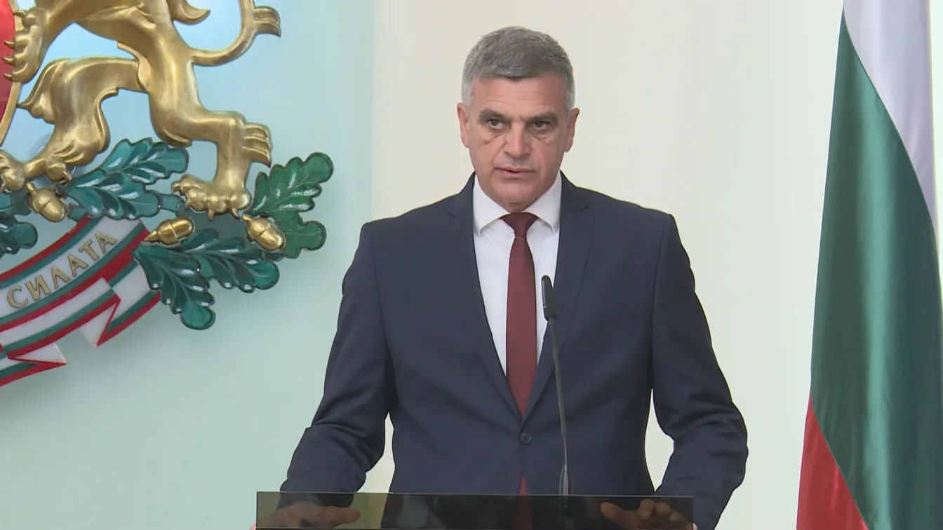 Служебният премиер гледа българските волейболистки срещу Украйна