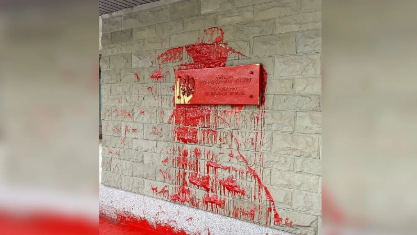 Заляха с червена боя табелата на полското посолство в Москва