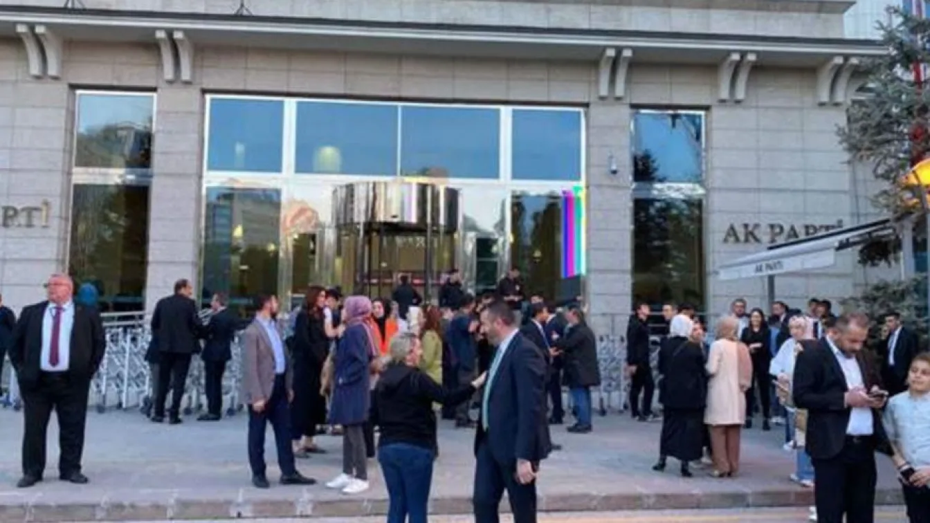 Евакуираха централата на партията на Ердоган: Кучета търсят бомба