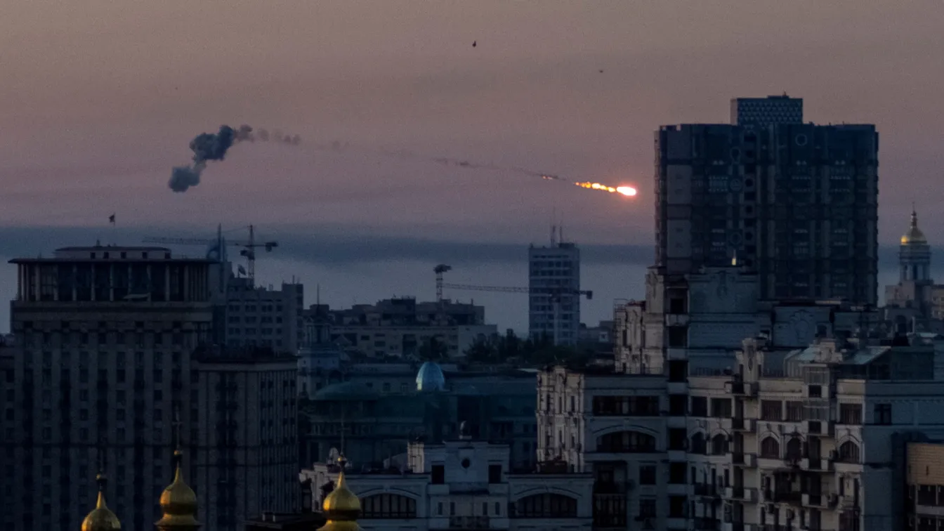 Руски въздушни атаки в Киев, хората са призовани да останат в бомбоубежищата