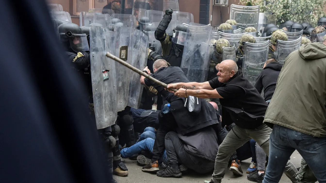 Над 25 войници на НАТО са ранени в Косово, сръбската армия в максимална бойна готовност