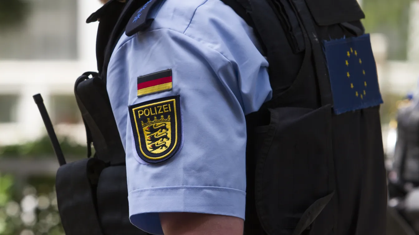 Полицията арестува маскиран стриптийзьор заради пистолет играчка в Германия