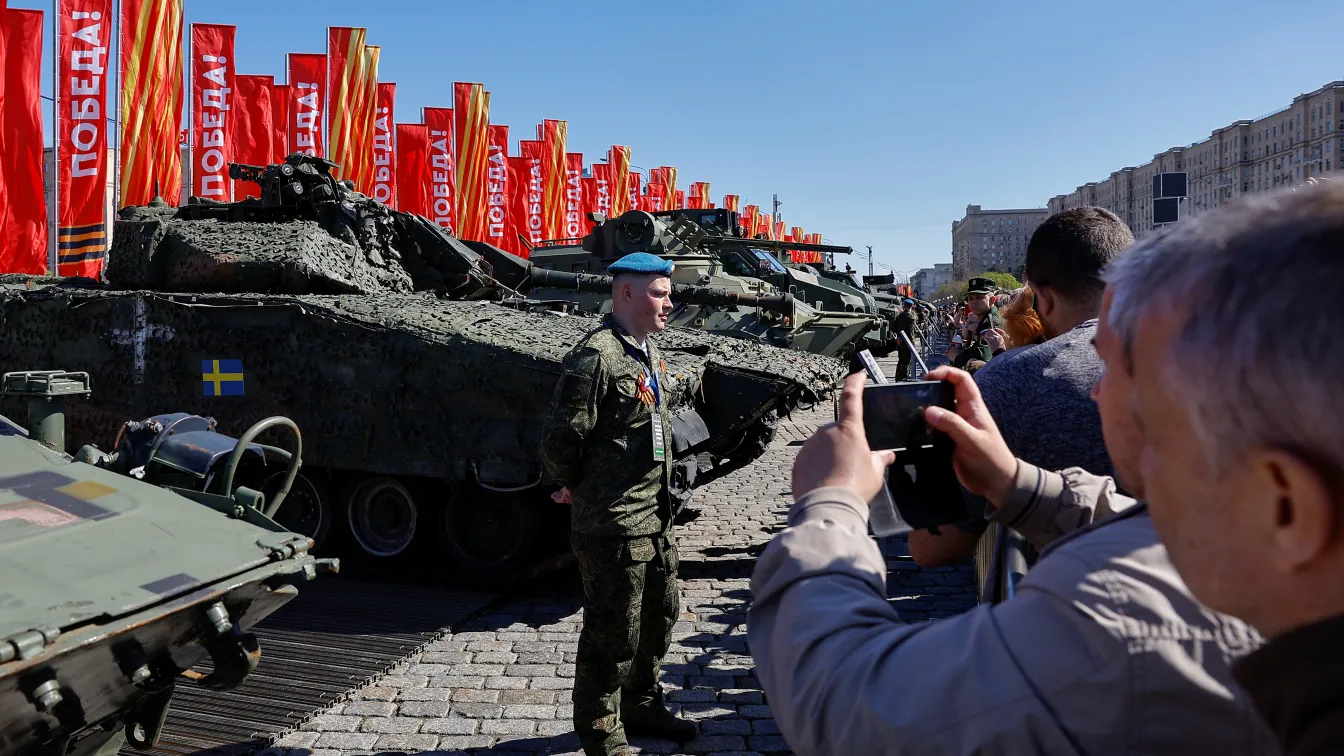 Русия парадира със западна военна техника, пленена в Украйна (СНИМКИ)