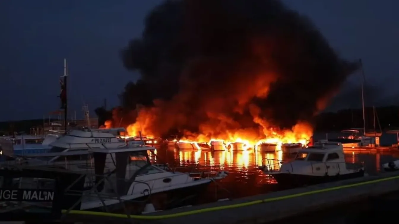 Морето е в опасност: 30 яхти изгоряха на пристанище в Хърватия (СНИМКИ и ВИДЕО)