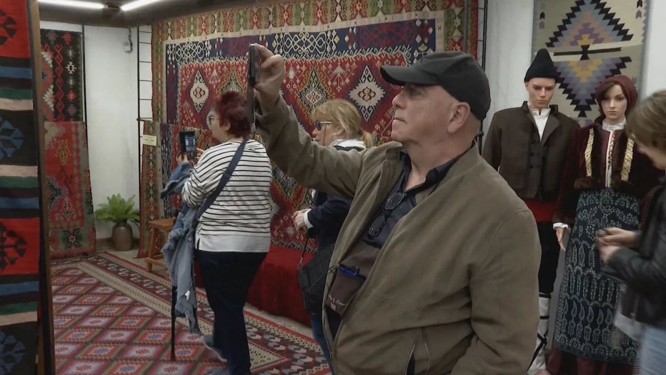 Испанци превземат Котел: Градчето ги посреща с магазини в евро и показно как се тъкат килими