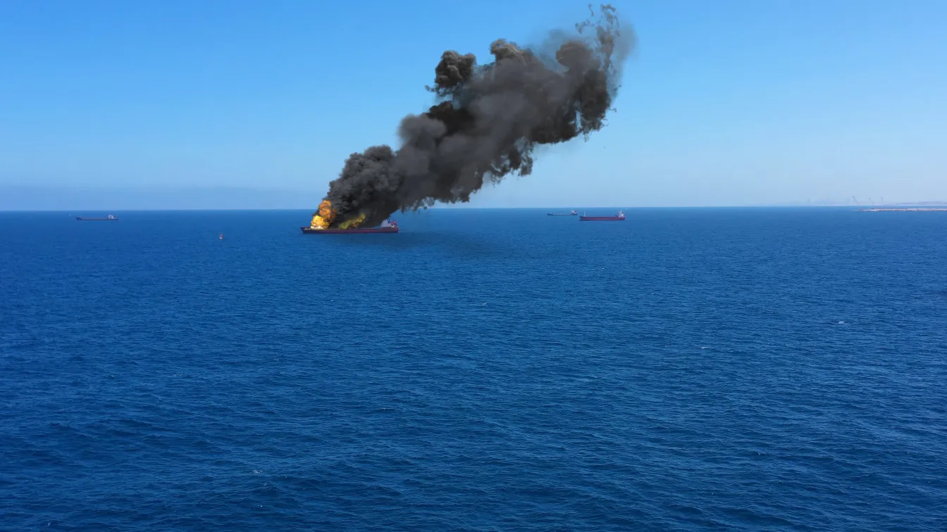 Риболовен кораб е атакуван в Черно море, има загинал и четирима ранени