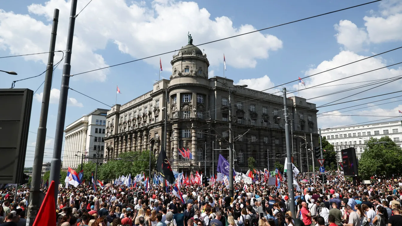 Туризъм на фона на протест: С какво сръбската столица привлича българите?