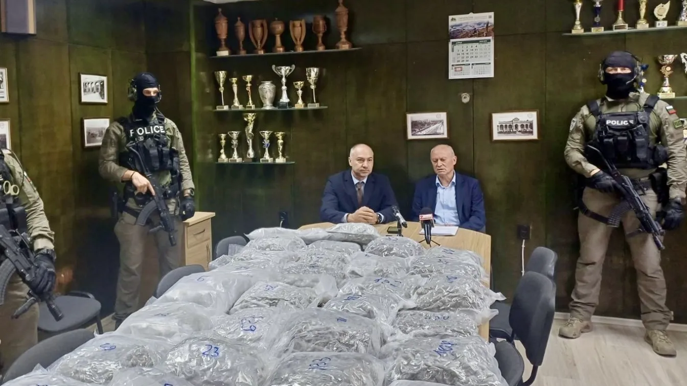 Задържаха 145 кг канабис за близо 3 милиона лева 