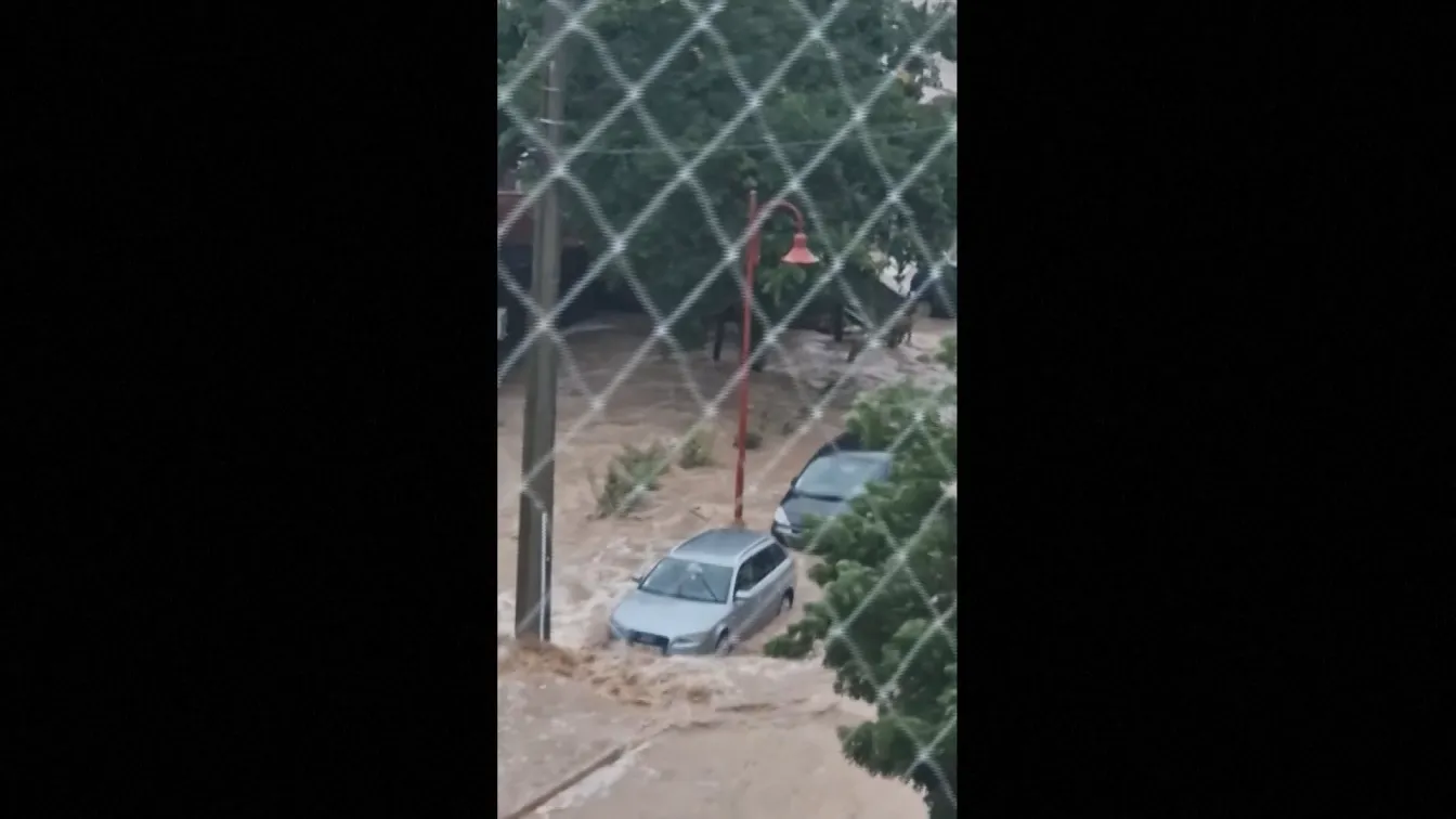 Проливни дъждове и наводнения в Югоизточна Франция: Колите едва се виждат по улиците