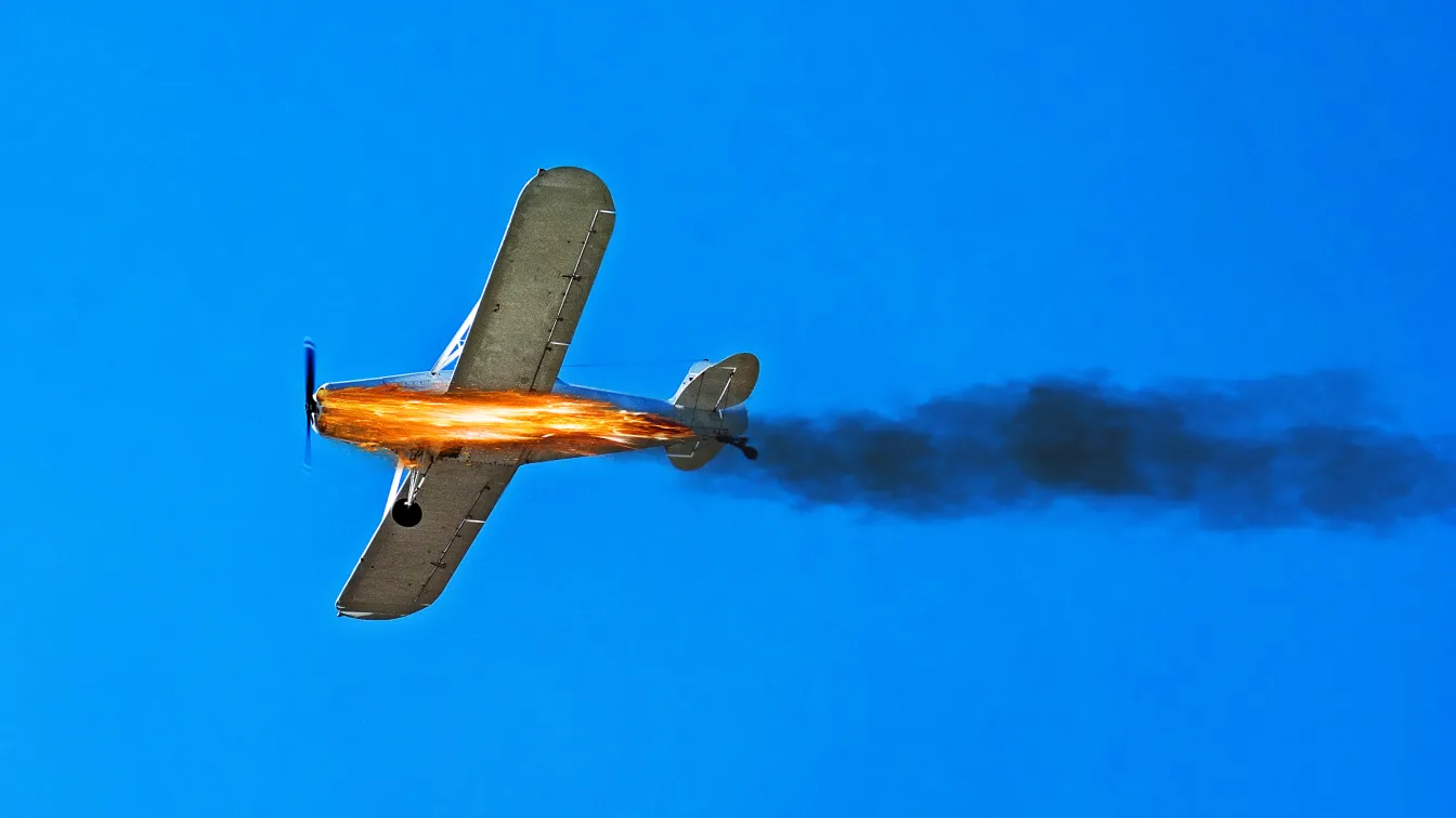 Малък самолет с парашутисти се разби във Франция