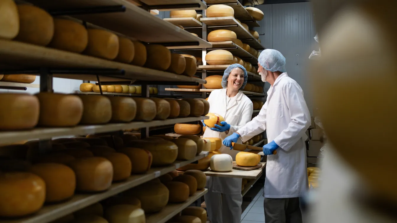 В тайната италианска „банка за сирене“, където Parmigiano Reggiano се превръща във финансово злато