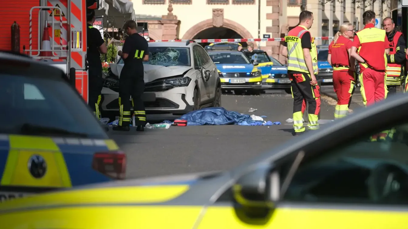 Двама загинали и много ранени, след като кола се вряза сред хора в Лайпциг (ВИДЕО)