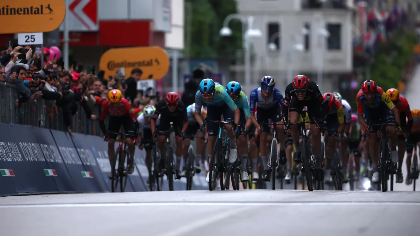 Шестима пострадали след масово падане на втория етап от Giro d'Italia