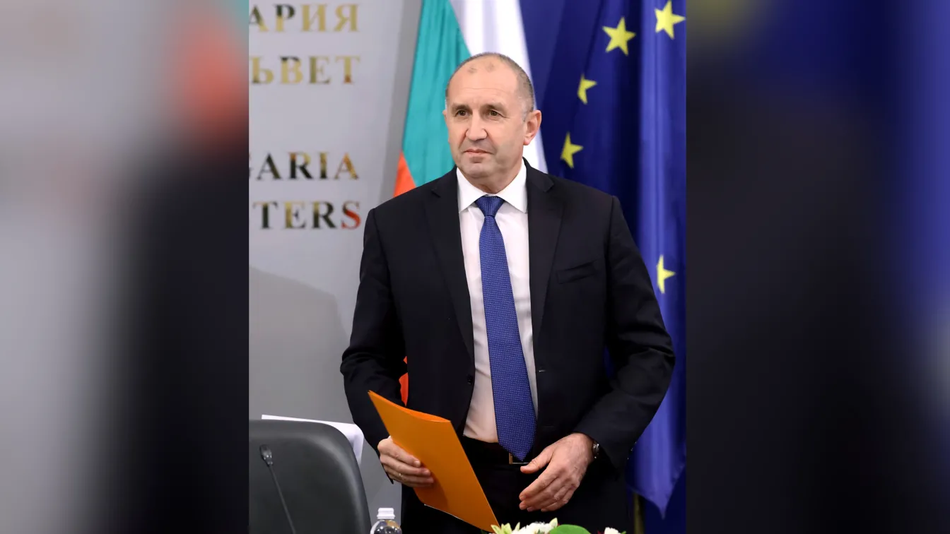 Радев от Париж: Първо сигурността и стандартът на българите, после помощта за Украйна