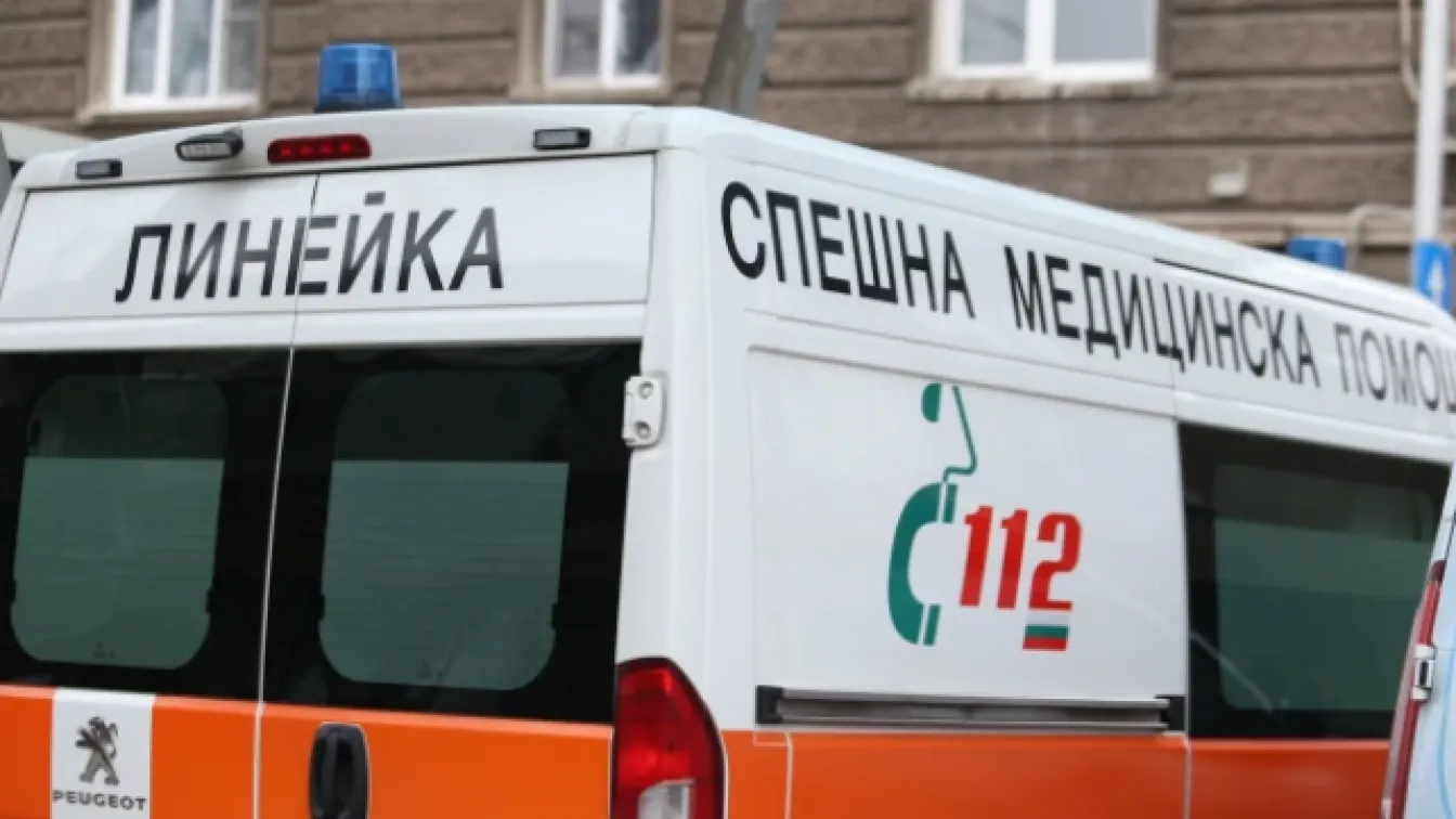 Кола спука гума, скъса мантинелата и се преобърна в насрещното платно на АМ „Марица