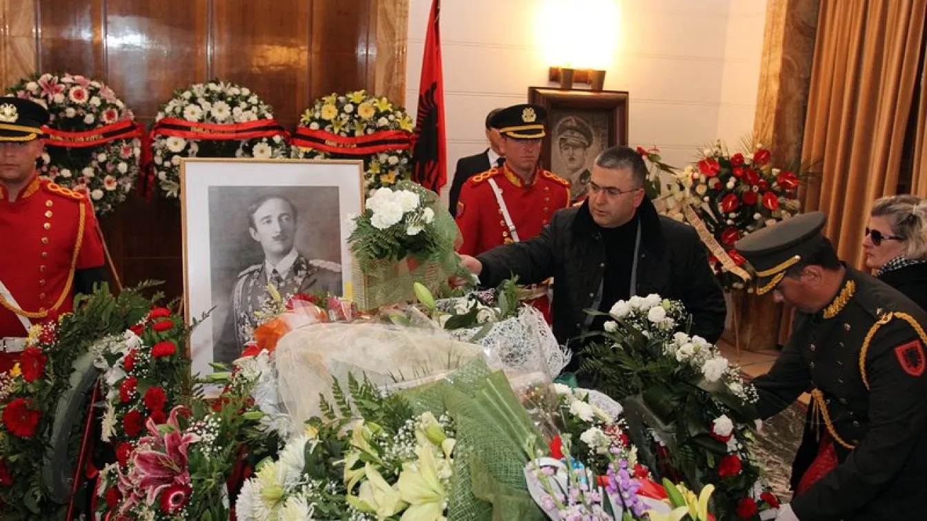 Хиляди албанци отидоха на погребението на крал Зогу I