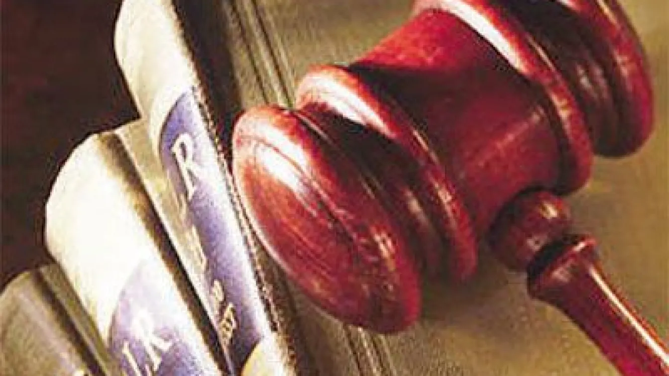 Помощник-готвач 7 години тровил колегите си