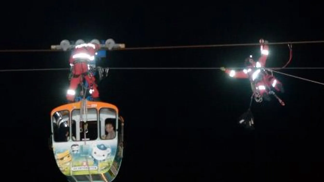 Силни ветрове хванаха в капан германско семейство в лифт