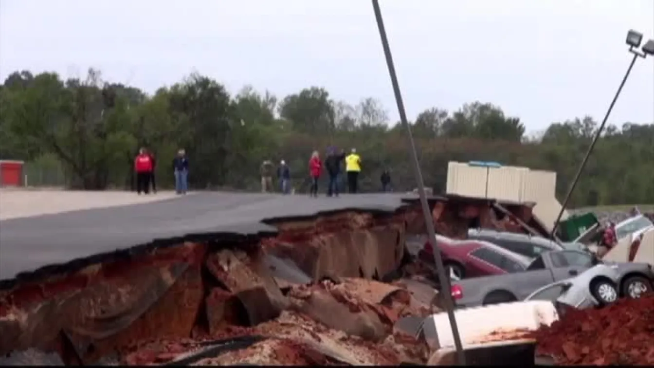 Огромна дупка погълна десетки автомобили в САЩ
