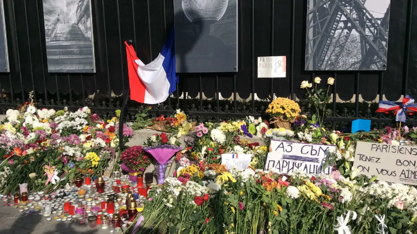 Париж се възстановява след атентатите