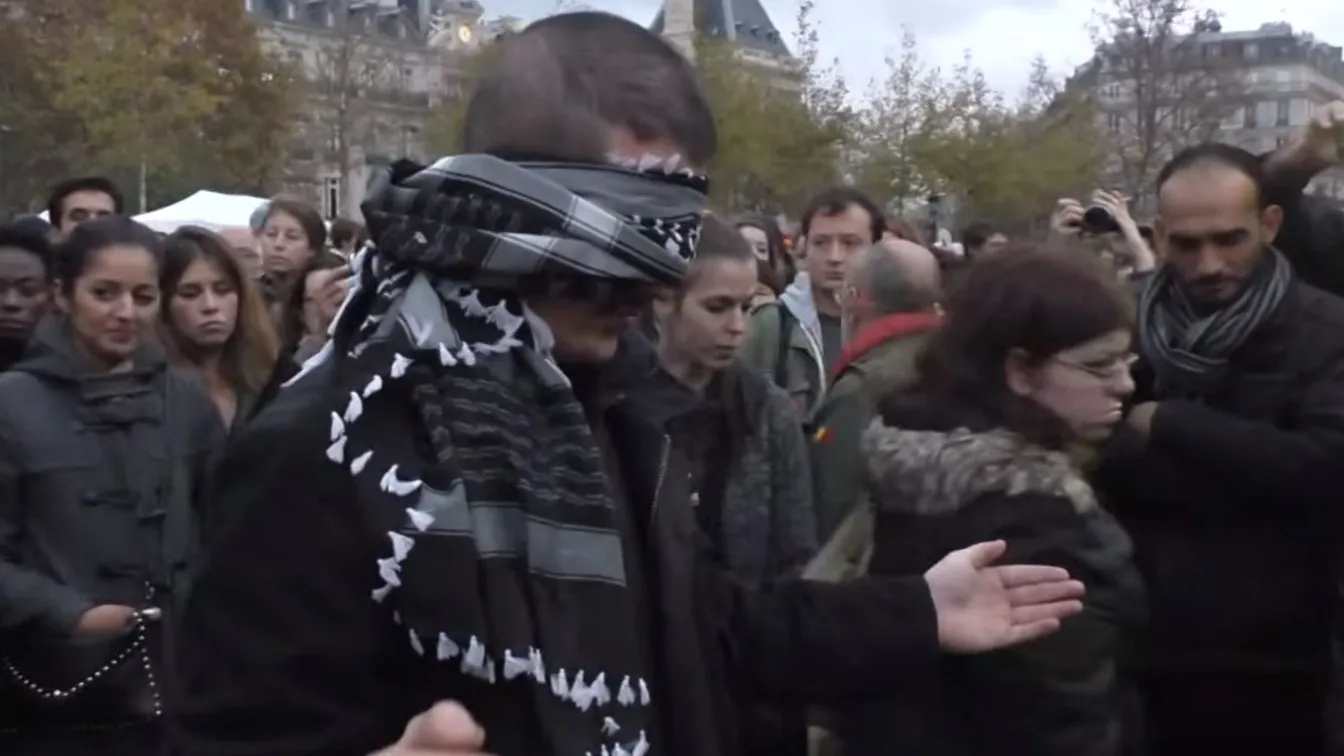 Мюсюлманин в Париж: Вярвате ли ми? Прегърнете ме! (ВИДЕО)