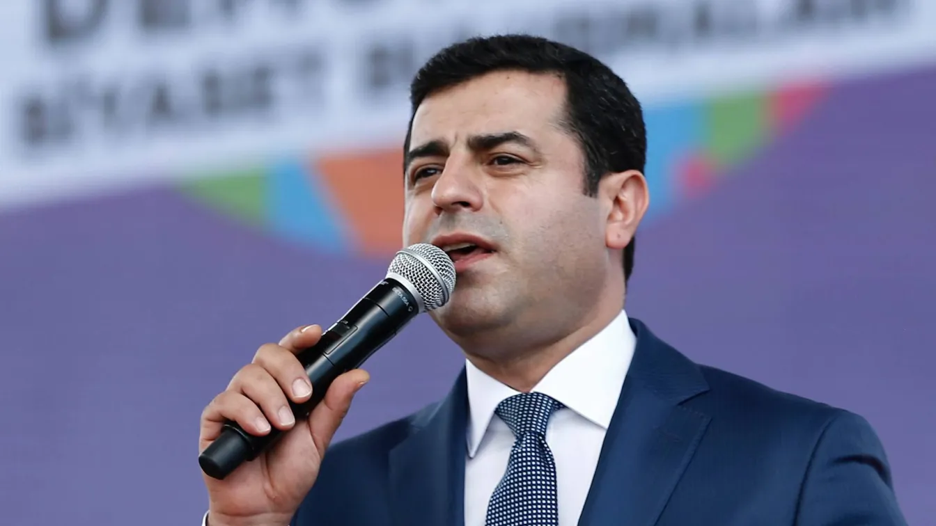 Задържаха лидери и депутати от прокюрдската партия в Турция