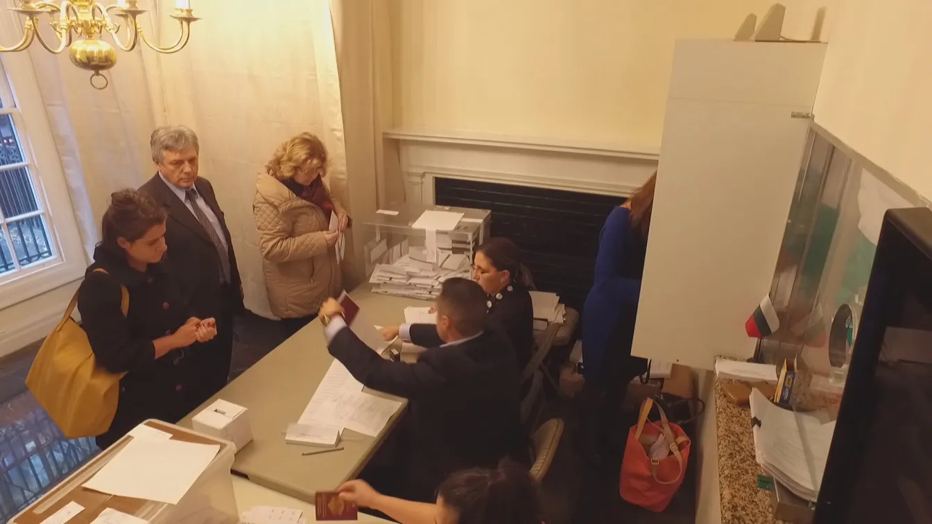 Стотици изнервени гласоподаватели чакаха в Чикаго