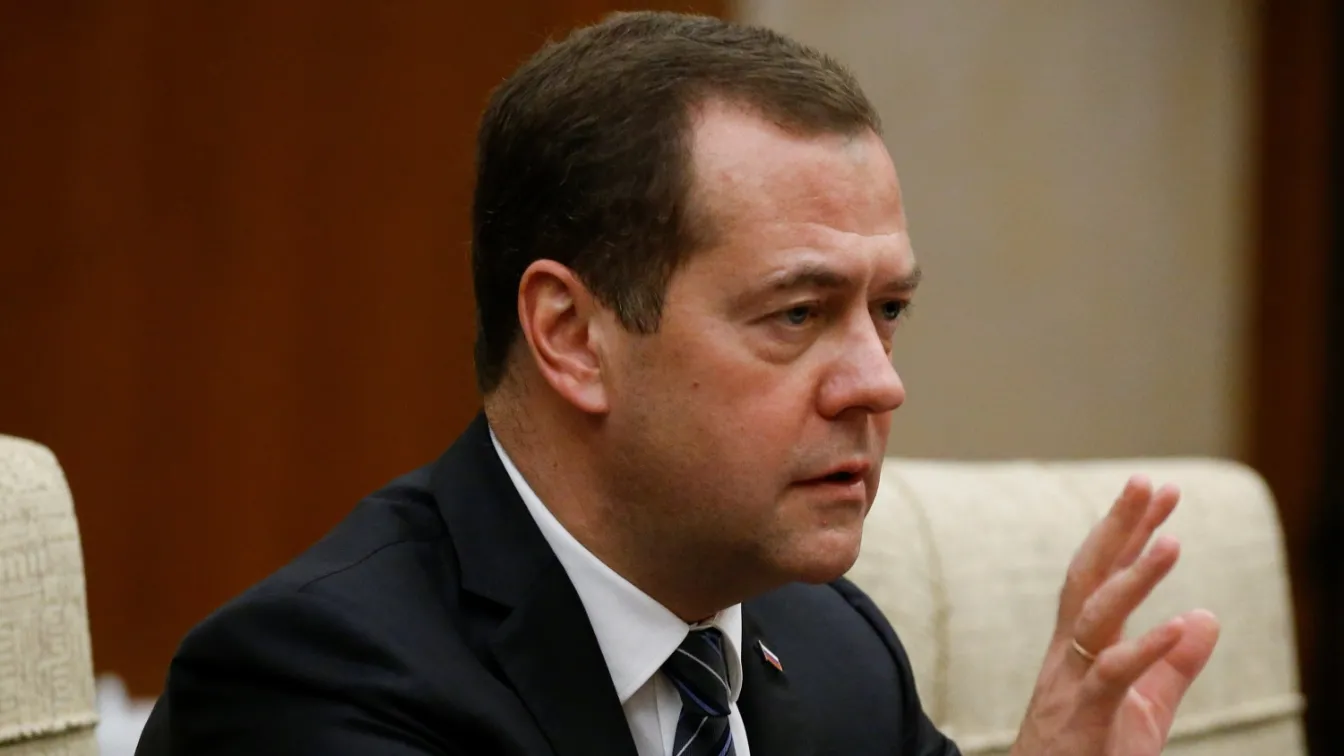 Медведев: САЩ водят задочна война срещу Русия