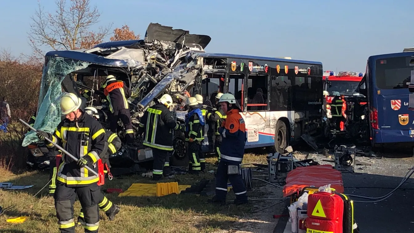 Два автобуса се удариха челно в Германия, над 40 души са ранени