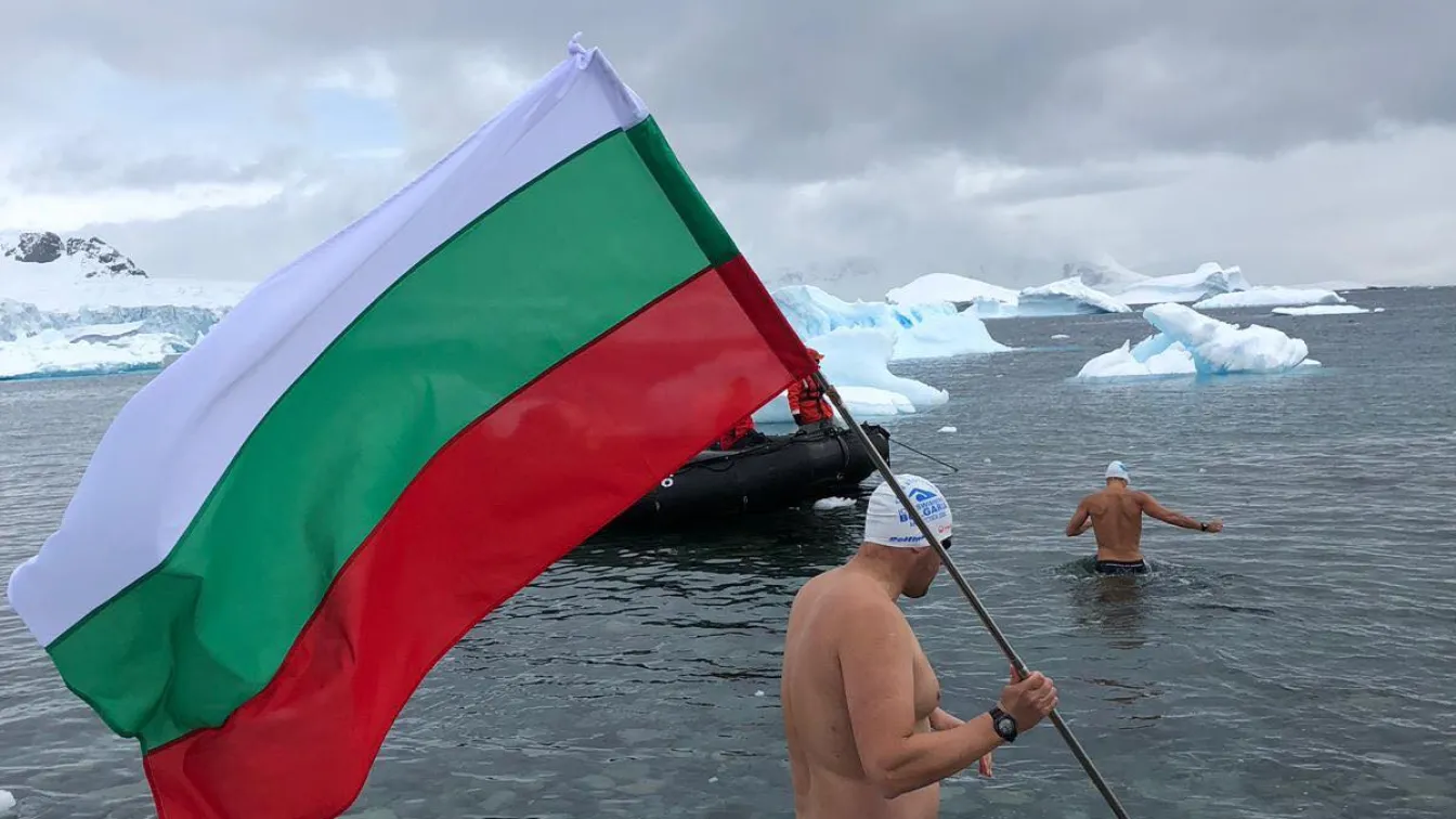Петър Стойчев развя българското знаме в ледените води на Антарктида 