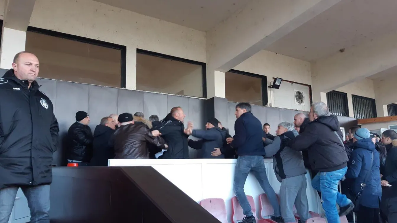 Бой в ложите във Втора лига, пребиха брата на собственика на 