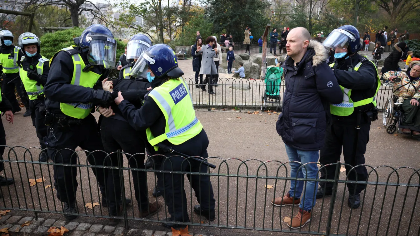 Арестуваха над 60 души в Лондон при протест срещу антивирусните мерки