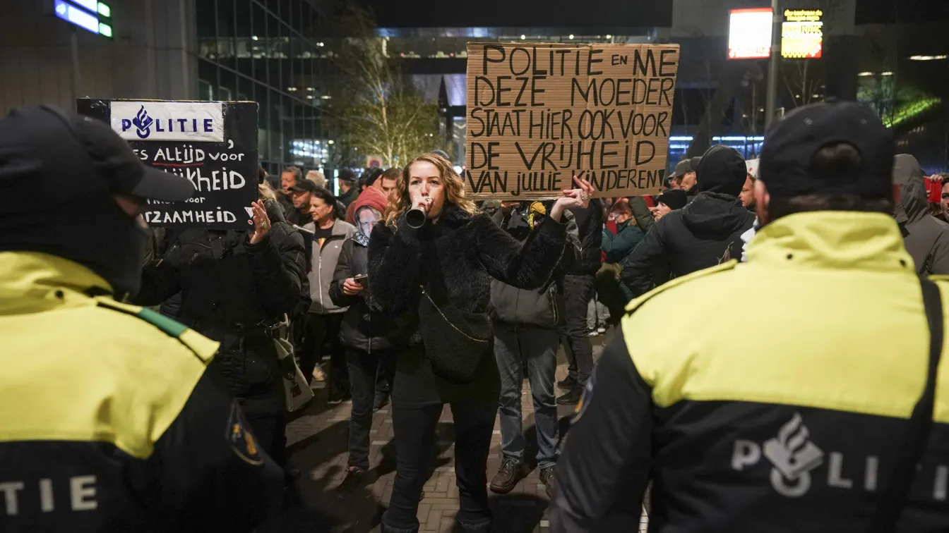 COVID сблъсъци в Хага: Разпръснаха демонстранти с водни оръдия