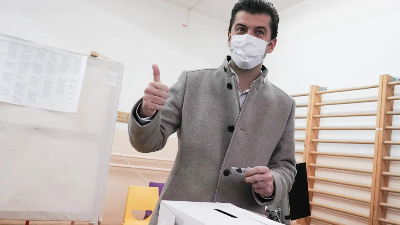 Партията на Кирил Петков категорично побеждава в Канада