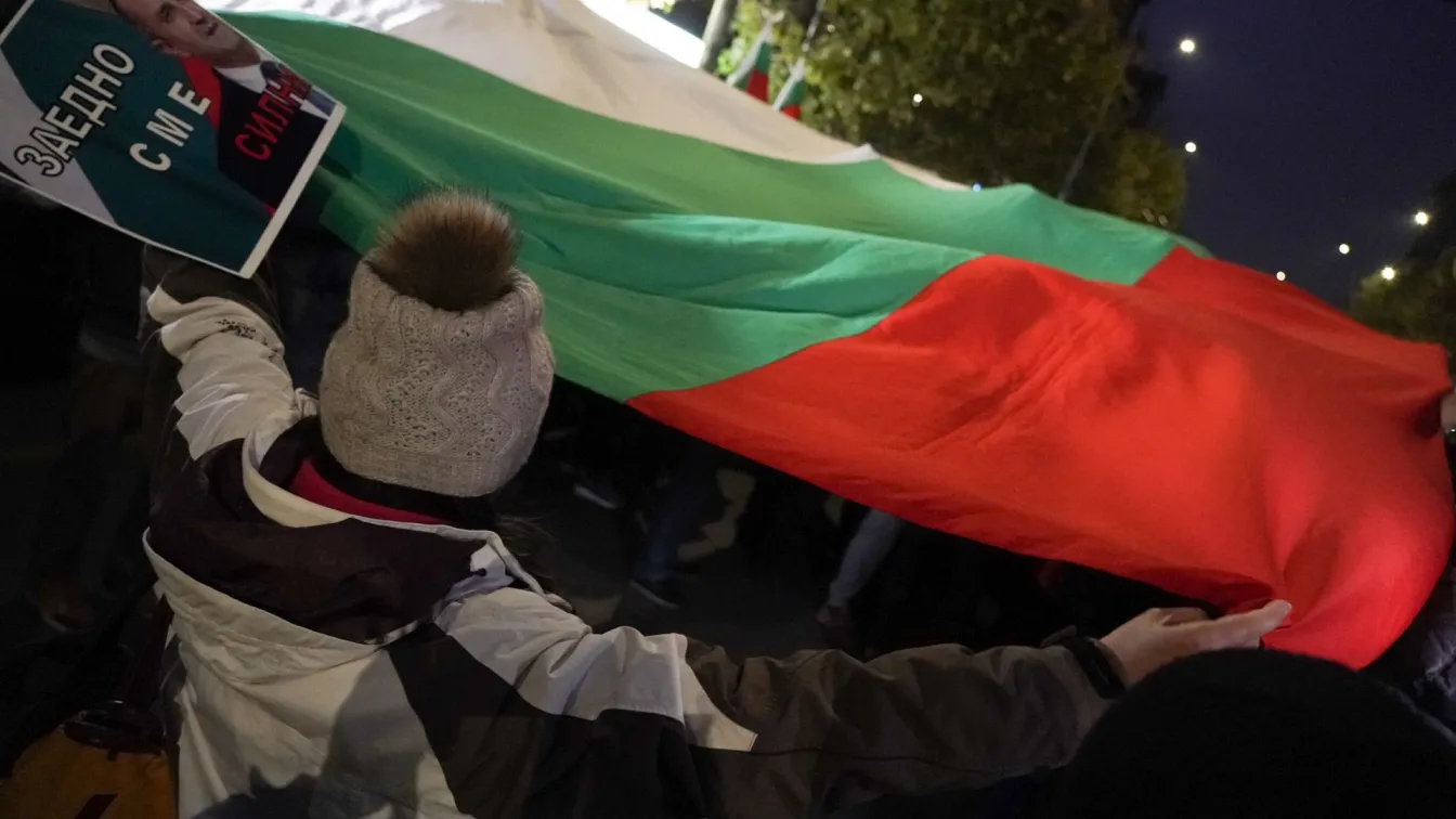 Протестиращи блокираха бул. „Васил Левски“ пред турското посолство