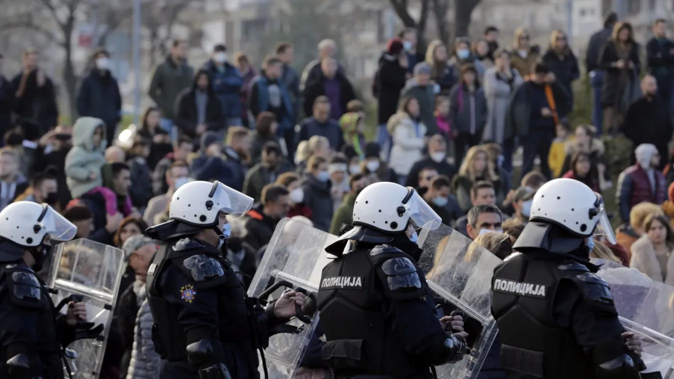 Протестиращи срещу правителството в Сърбия блокираха мостове и пътища