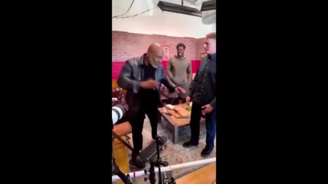 Не е за всеки: Майк Тайсън се преби със скейтборд (ВИДЕО)