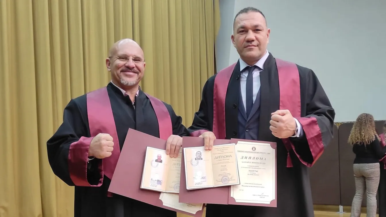 Кобрата вече е магистър по политика и бизнес